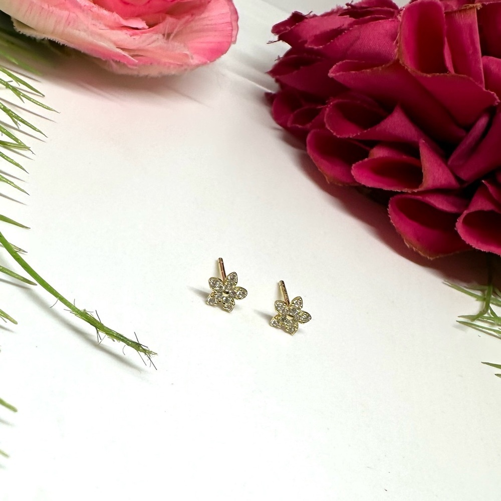 NEW⚜️14K Over Sterling Silver CZ Flower Stud Earrings - Picture 4 of 8